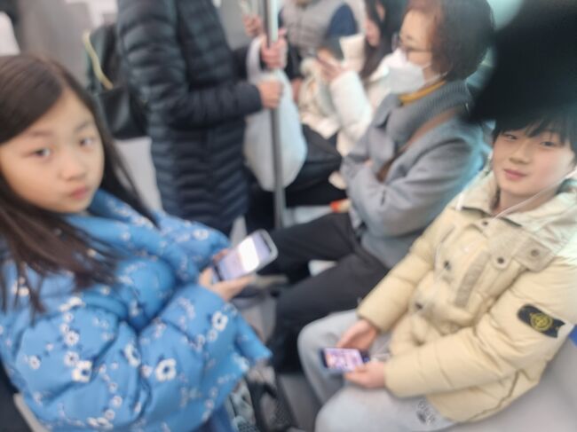 열차 안이 학습실로! 스마트폰으로 영어 공부하는 구미 남매