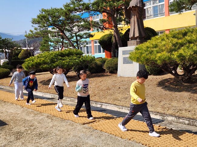 “학교 산책로에서 신나게 걷고 뛰어요 ” 순흥초 자연친화 산책로 조성