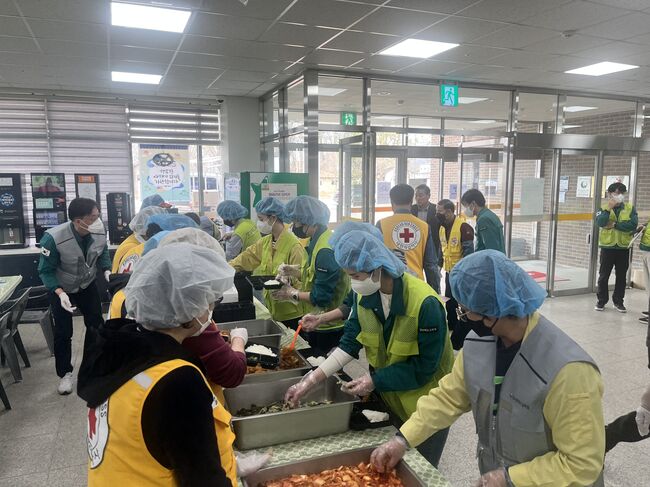 대구·경북 교육청 교직원, 안동서 산불 이재민 급식 봉사