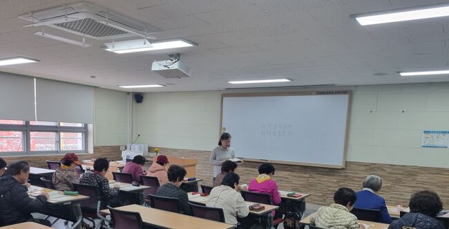 경북교육청, 학력 인정 문해교육 17개 기관 지정 운영 - 올해 만학도 571명, 2013년부터 총 809명에 졸업장 수여 -