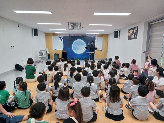 안평초 병설유치원, 독서의 달 맞아 마술쇼 관람